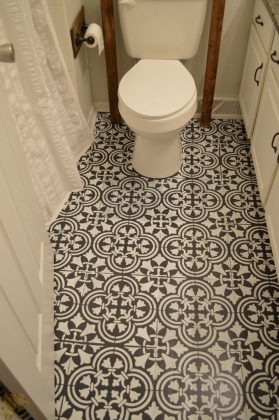 Give your bathroom a new look by chalk painting floor tiles! - DIY ...