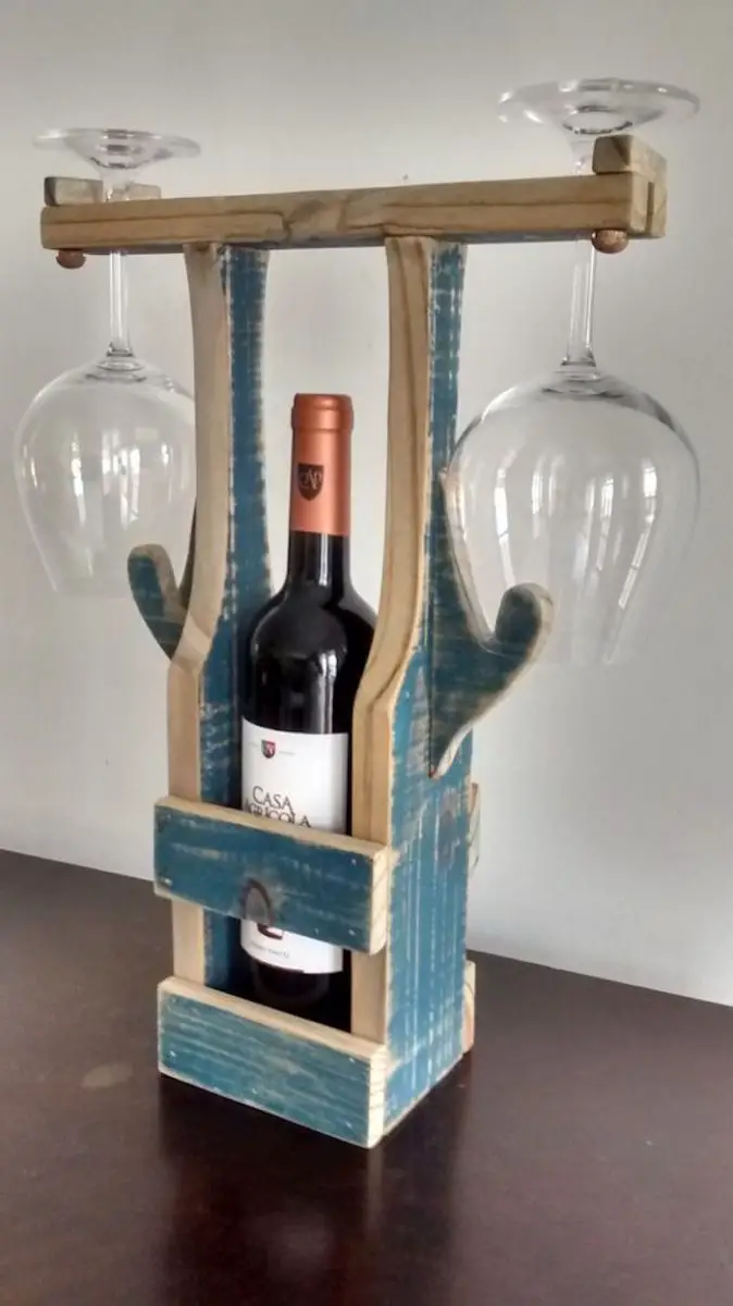 DIY reclaimed wood wine bottle and glass caddy DIY 