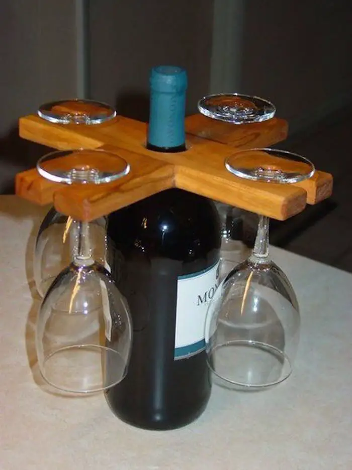 DIY reclaimed wood wine bottle and glass caddy | DIY 
