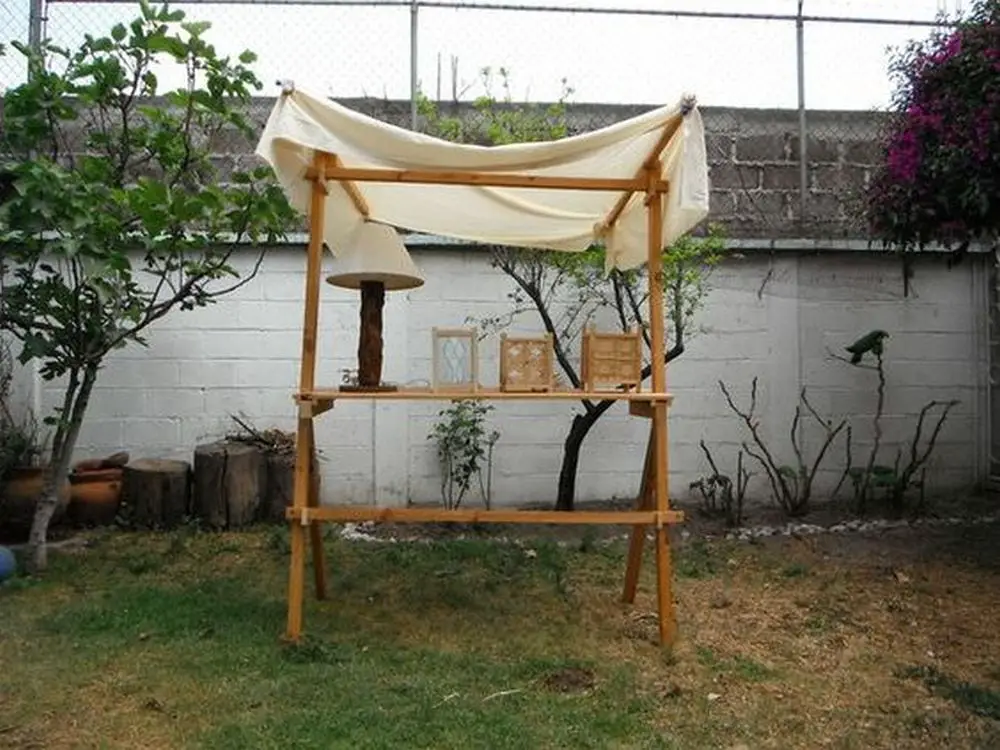 This collapsible farmer's market stand is easy to make, inexpensive, durable, and portable.