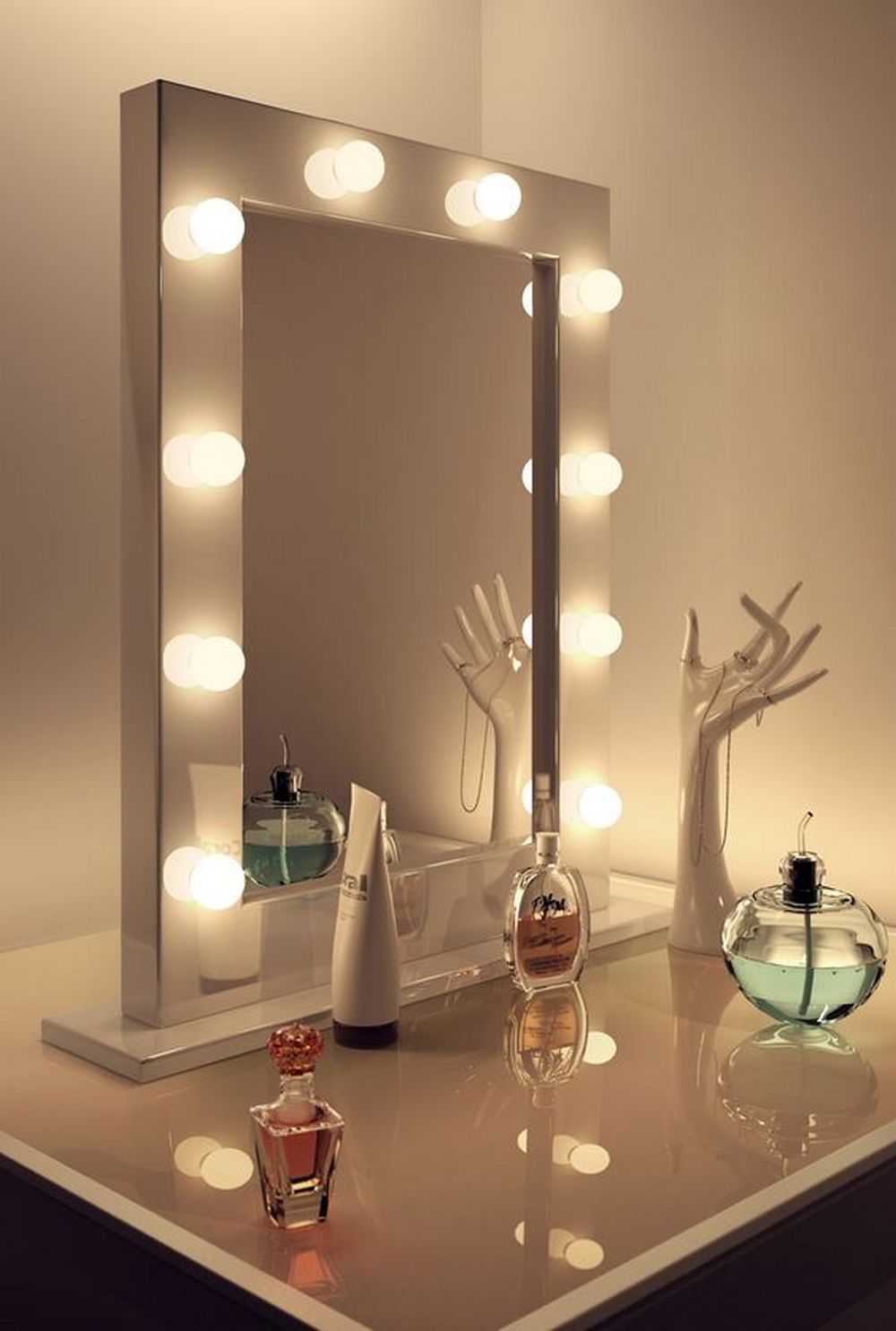 DIY Hollywood Lighted Vanity Mirror DIY projects for everyone!