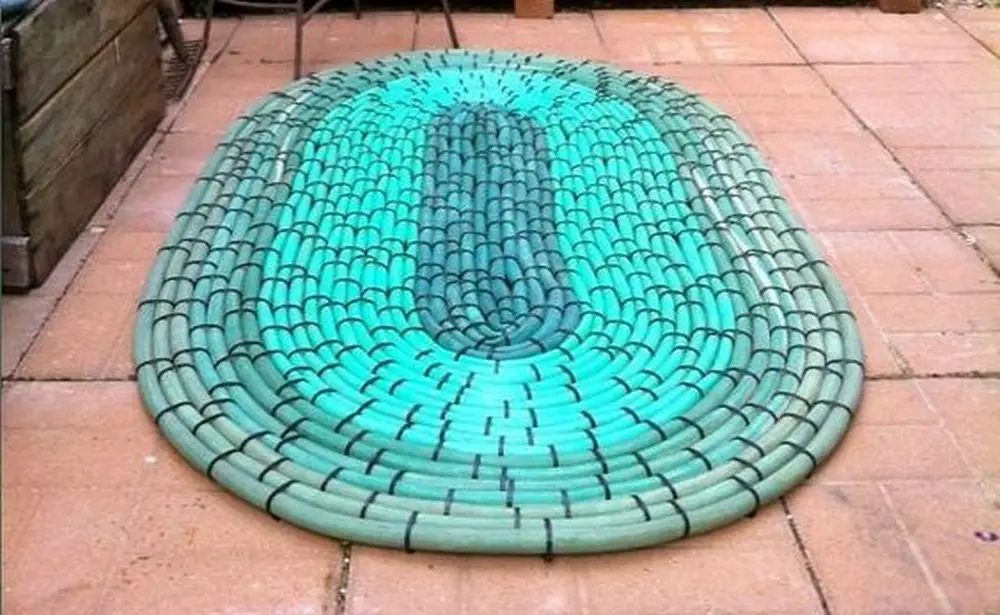 Got old garden hoses? Turn them into rugs!