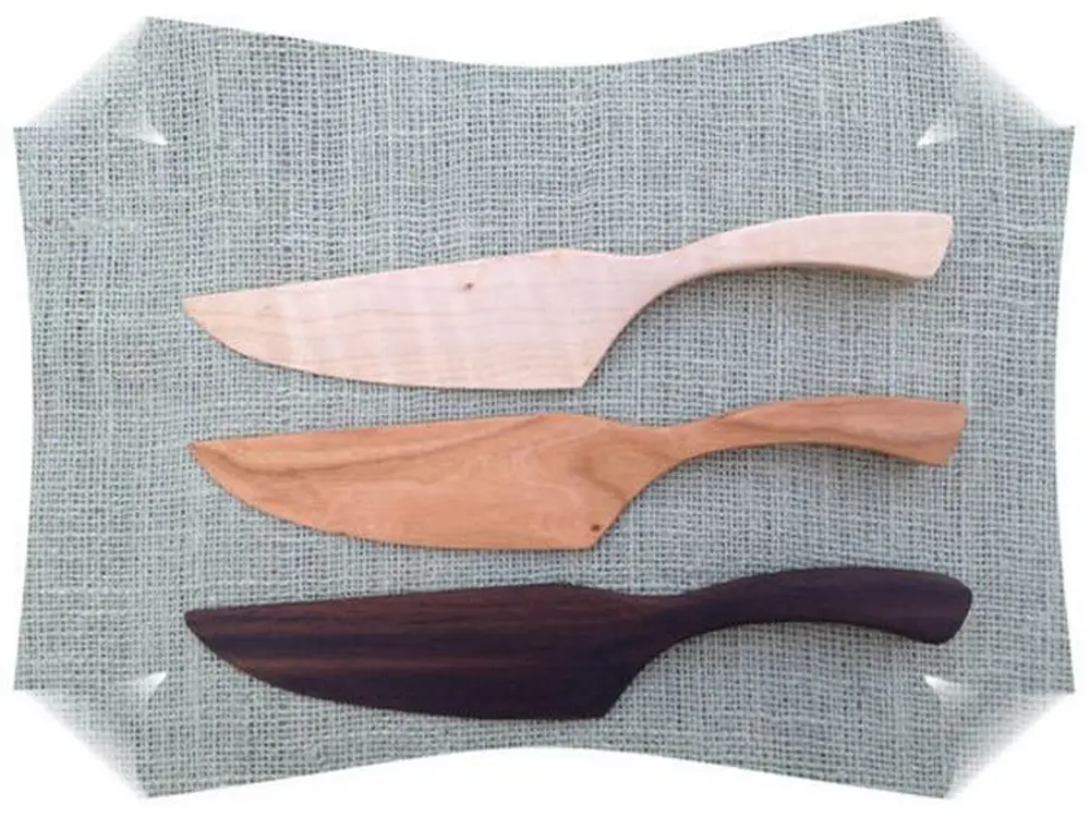 These wooden cake knives sure look elegant and classy!