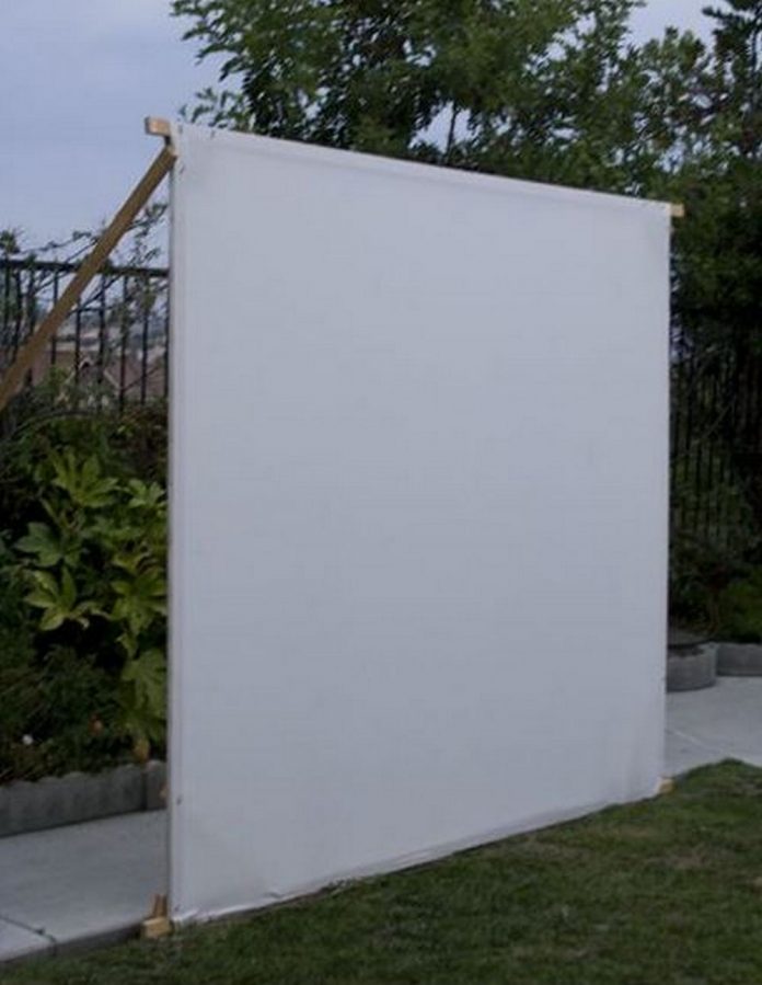 How to Build an Outdoor Movie Screen - DIY projects for everyone!