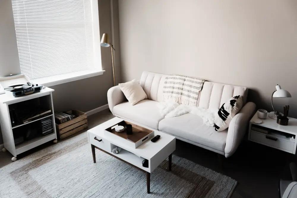 An image of a minimalist living room with white tones. 